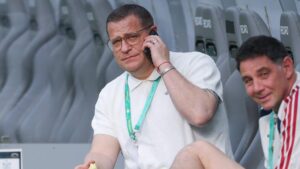 Sportvorstand Max Eberl vom FC Bayern München blickt ernst und nachdenklich in die Kamera.