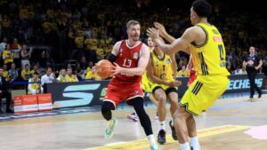 Basketballspieler des FC Bayern München im hitzigen Duell gegen Alba Berlin auf dem Spielfeld