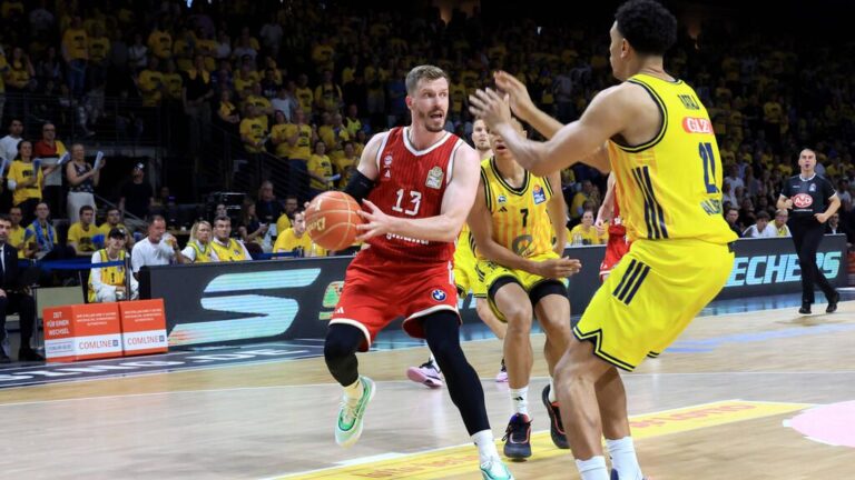 Basketballspieler des FC Bayern München im hitzigen Duell gegen Alba Berlin auf dem Spielfeld