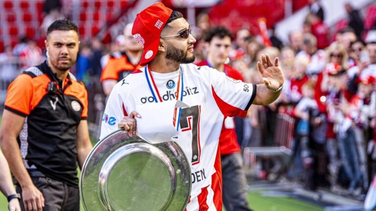 Ismael Saibari im Trikot der PSV Eindhoven am Ball