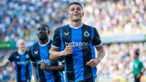 Stürmer Nicolò Tresoldi jubelt auf dem Rasen nach einem Tor für den FC Brügge