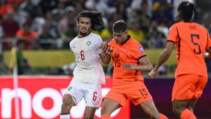 Ayyoub Bouaddi im Trikot der marokkanischen Nationalmannschaft am Ball