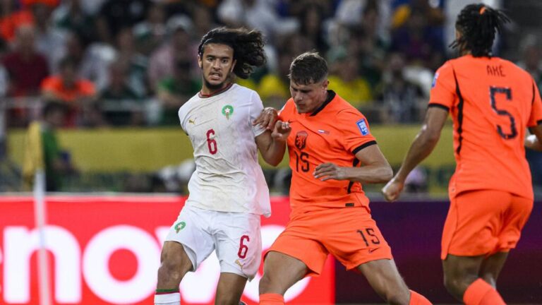 Ayyoub Bouaddi im Trikot der marokkanischen Nationalmannschaft am Ball