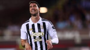 Dusan Vlahovic im Trikot von Juventus Turin blickt nachdenklich auf das Spielfeld