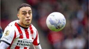 Sergiño Dest im Trikot der PSV Eindhoven am Ball