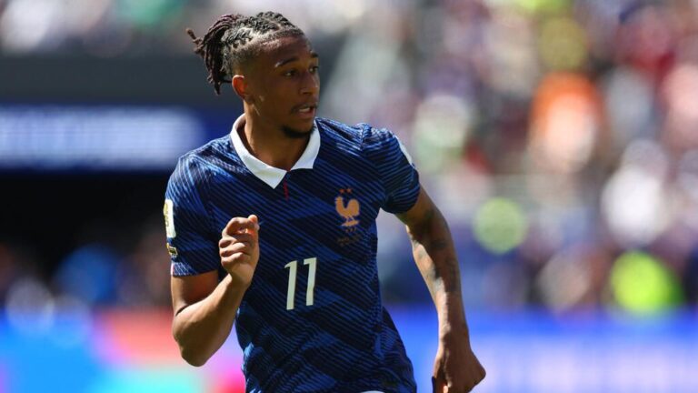 Michael Olise im Trikot des FC Bayern München läuft auf dem Spielfeld