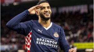 Ismael Saibari im Trikot der PSV Eindhoven am Ball auf dem Spielfeld
