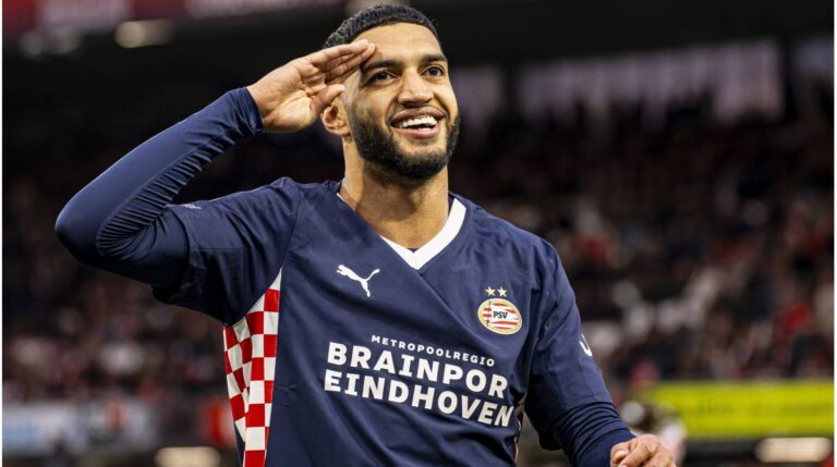 Ismael Saibari im Trikot der PSV Eindhoven am Ball auf dem Spielfeld