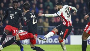 Ismael Saibari im Trikot der PSV Eindhoven bejubelt einen Treffer auf dem Spielfeld
