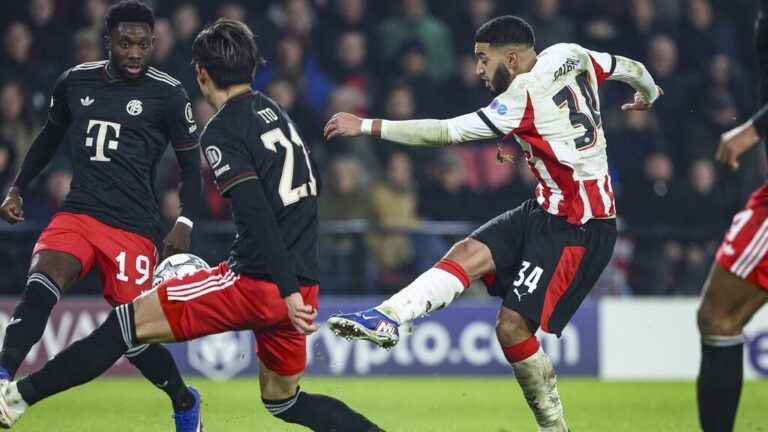 Ismael Saibari im Trikot der PSV Eindhoven bejubelt einen Treffer auf dem Spielfeld