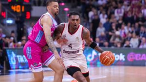Ein Basketballspieler des FC Bayern München wirft auf den Korb im BBL-Halbfinale