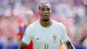 Michael Olise im Trikot des FC Bayern München während eines Bundesliga-Spiels am Ball