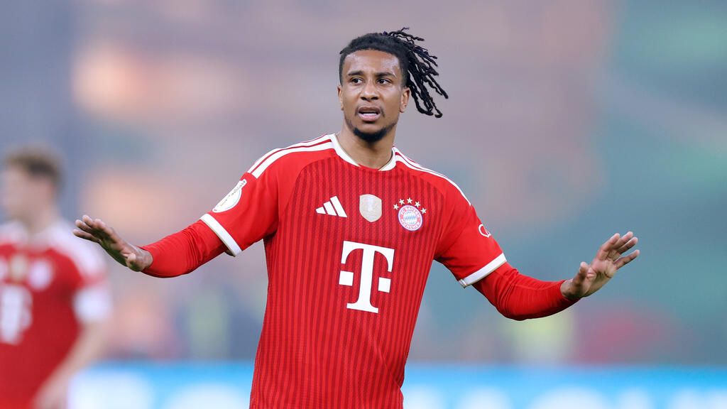Michael Olise im Trikot des FC Bayern München blickt konzentriert auf dem Spielfeld