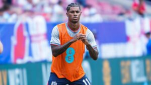 Marcus Rashford im Trikot von Manchester United schaut fokussiert auf dem Spielfeld
