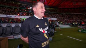 Max Eberl als nachdenklicher Sportvorstand des FC Bayern München am Spielfeldrand.