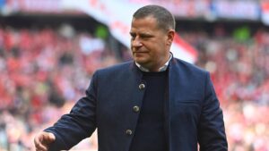 Sportvorstand Max Eberl vom FC Bayern München schaut ernst am Spielfeldrand