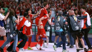 Spieler des FC Bayern München und von Borussia Dortmund während eines Bundesliga-Spiels