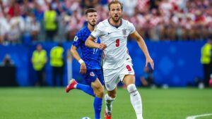 Harry Kane jubelt im Trikot der englischen Nationalmannschaft bei der Weltmeisterschaft über ein Tor