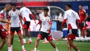 Nathanial Brown im Trikot von Eintracht Frankfurt konzentriert am Ball