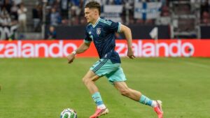 Florian Wirtz im roten Trikot des FC Liverpool auf dem Spielfeld