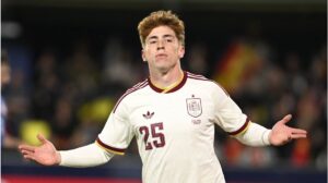 Víctor Muñoz jubelt im Trikot des CA Osasuna während eines Fußballspiels