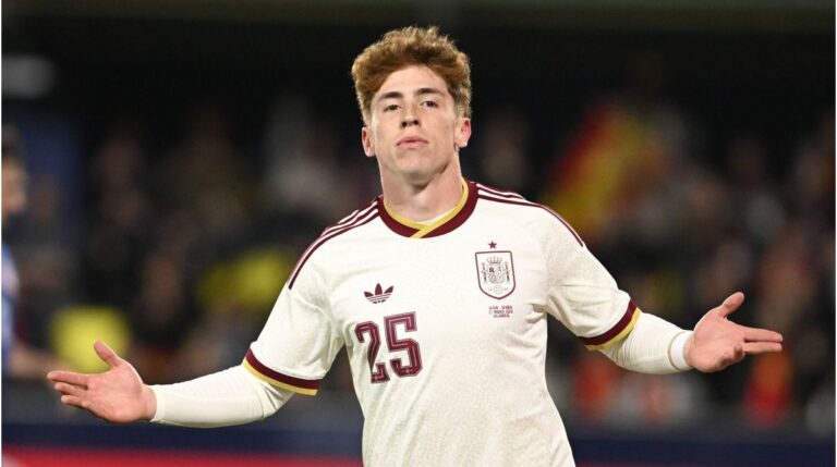 Víctor Muñoz jubelt im Trikot des CA Osasuna während eines Fußballspiels