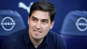 Der neue Cheftrainer des FC Liverpool Andoni Iraola klatscht am Spielfeldrand