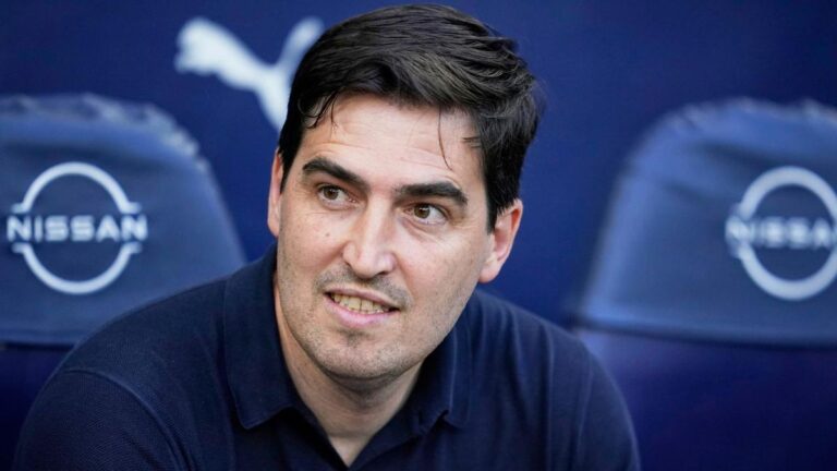 Der neue Cheftrainer des FC Liverpool Andoni Iraola klatscht am Spielfeldrand