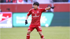 Satoshi Tanaka im Trikot auf dem Spielfeld am Ball
