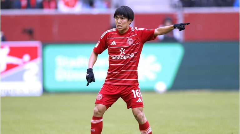 Satoshi Tanaka im Trikot auf dem Spielfeld am Ball