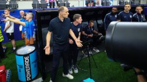 Thomas Tuchel als Trainer der englischen Nationalmannschaft gestikulierend an der Seitenlinie bei der WM.