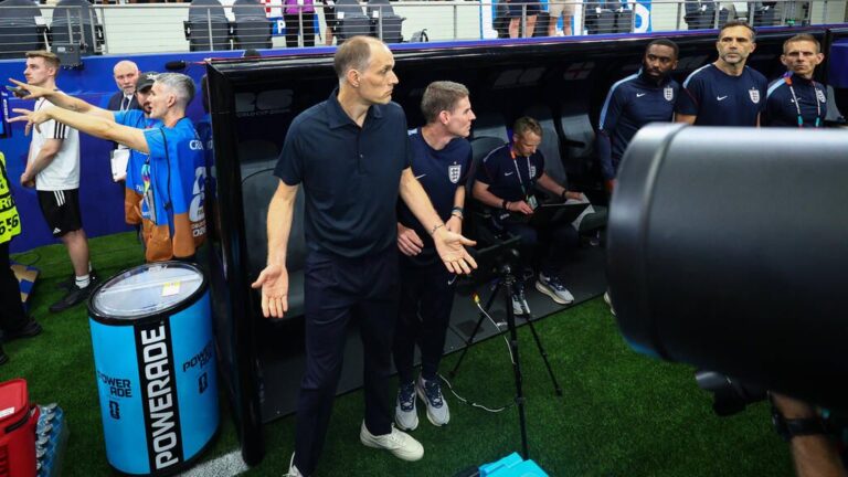 Thomas Tuchel als Trainer der englischen Nationalmannschaft gestikulierend an der Seitenlinie bei der WM.