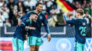Der FIFA WM-Pokal und Geldscheine als Symbol für die Prämienausschüttung an Fußballvereine.