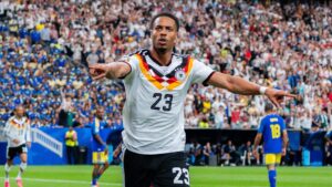 Felix Nmecha im Trikot von Borussia Dortmund schaut konzentriert auf das Spielfeld