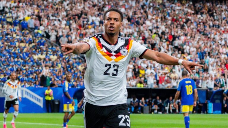 Felix Nmecha im Trikot von Borussia Dortmund schaut konzentriert auf das Spielfeld