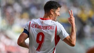 Robert Lewandowski im Fußballtrikot blickt nachdenklich auf das Spielfeld
