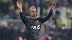 Trainer Ismail Kartal und Co-Trainer Dirk Kuyt im Stadion von Fenerbahce