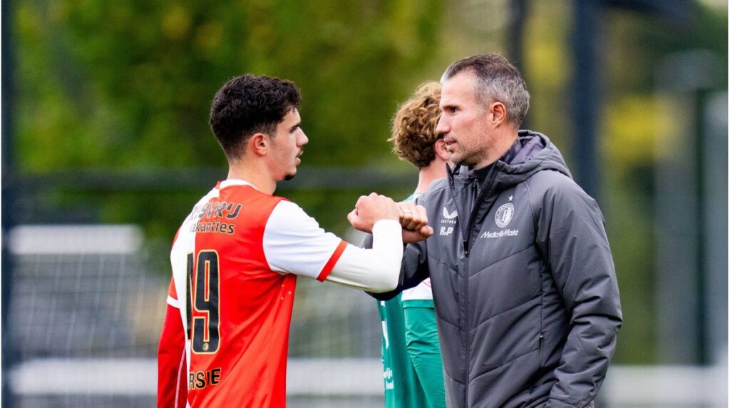 Robin van Persie steht als Trainer von Feyenoord Rotterdam gestikulierend am Spielfeldrand