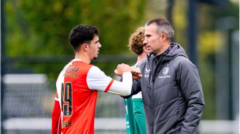 Robin van Persie steht als Trainer von Feyenoord Rotterdam gestikulierend am Spielfeldrand
