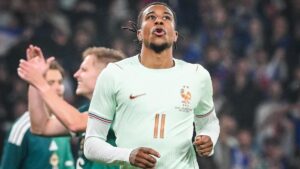 Michael Olise bejubelt im Trikot der französischen Nationalmannschaft eines seiner Tore gegen Nordirland.