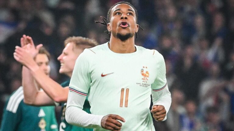 Michael Olise bejubelt im Trikot der französischen Nationalmannschaft eines seiner Tore gegen Nordirland.