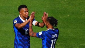 Kylian Mbappé und Michael Olise bejubeln einen Treffer für Frankreich bei der WM 2026 gegen den Senegal