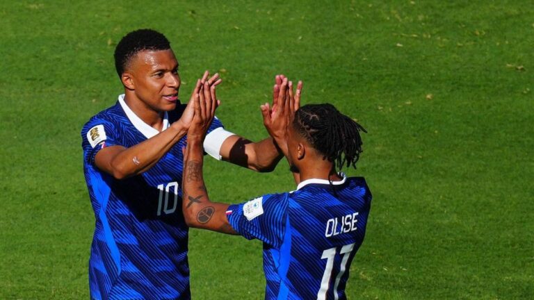 Kylian Mbappé und Michael Olise bejubeln einen Treffer für Frankreich bei der WM 2026 gegen den Senegal