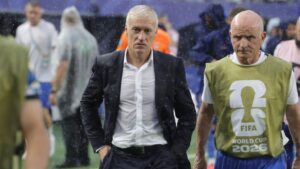 Frankreichs Nationaltrainer Didier Deschamps schaut nachdenklich am Spielfeldrand bei einem WM-Spiel.