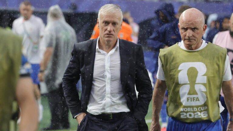 Frankreichs Nationaltrainer Didier Deschamps schaut nachdenklich am Spielfeldrand bei einem WM-Spiel.