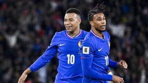 Kylian Mbappé im Trikot der französischen Nationalmannschaft beim Dribbling während eines Länderspiels