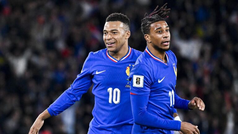 Kylian Mbappé im Trikot der französischen Nationalmannschaft beim Dribbling während eines Länderspiels