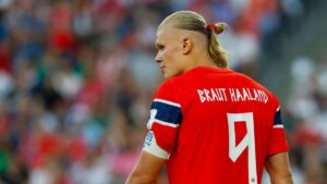 Split-Screen der Fußball-Superstars Kylian Mbappé im Trikot von Frankreich und Erling Haaland im Trikot von Norwegen.