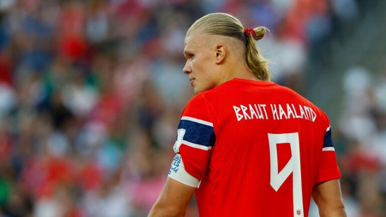 Split-Screen der Fußball-Superstars Kylian Mbappé im Trikot von Frankreich und Erling Haaland im Trikot von Norwegen.