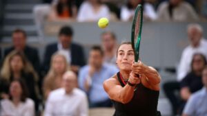 Aryna Sabalenka beim Aufschlag auf dem Sandplatz der French Open in Paris.